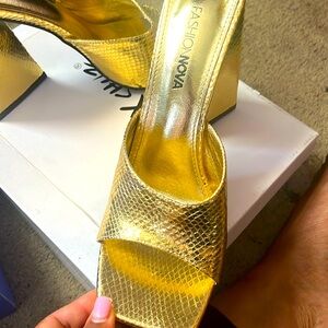 Fashion nova women’s Gold heel